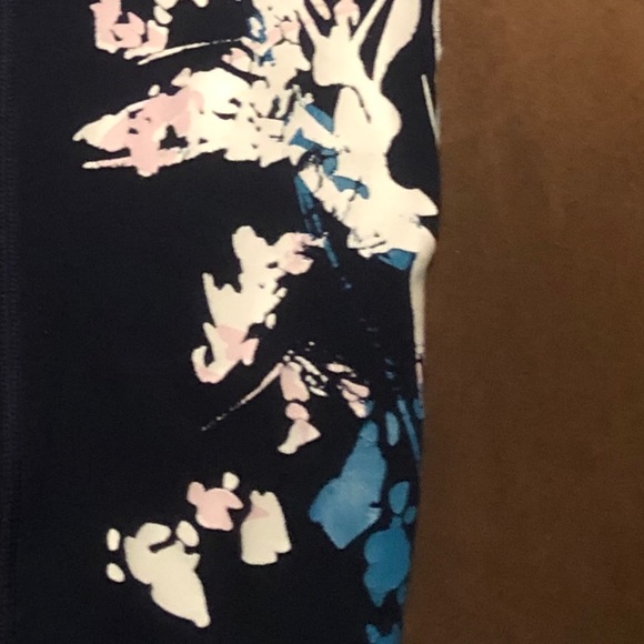 Fabletics navy yoga pants with appliqué detail - Picture 5 of 5